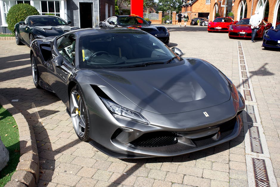 Seorang pengendara sedang memperhatikan panel instrumen digital canggih pada sepeda motor modern yang terhubung dengan aplikasi ponsel.