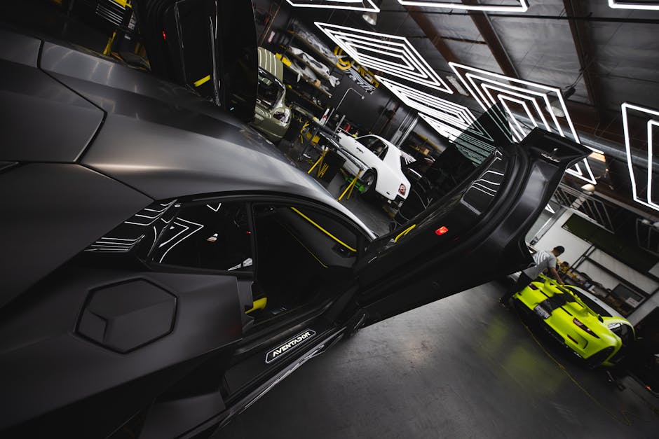 Seorang pengendara sedang melihat panel instrumen digital canggih pada sepeda motor modern yang terhubung dengan aplikasi ponsel.