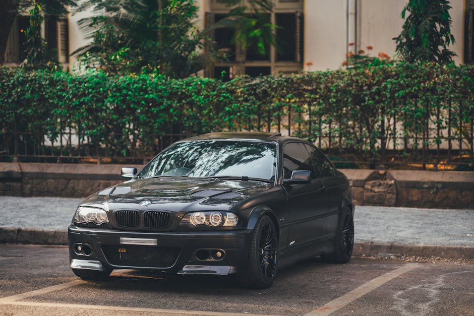 Seorang pengendara motor listrik sedang mengisi daya baterai di stasiun pengisian kendaraan listrik umum yang modern dan bersih.