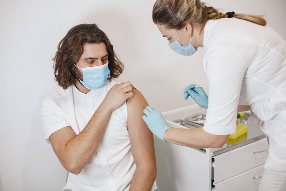 Ilustrasi perbandingan antara informasi kesehatan yang salah dengan fakta medis dari sumber terpercaya.